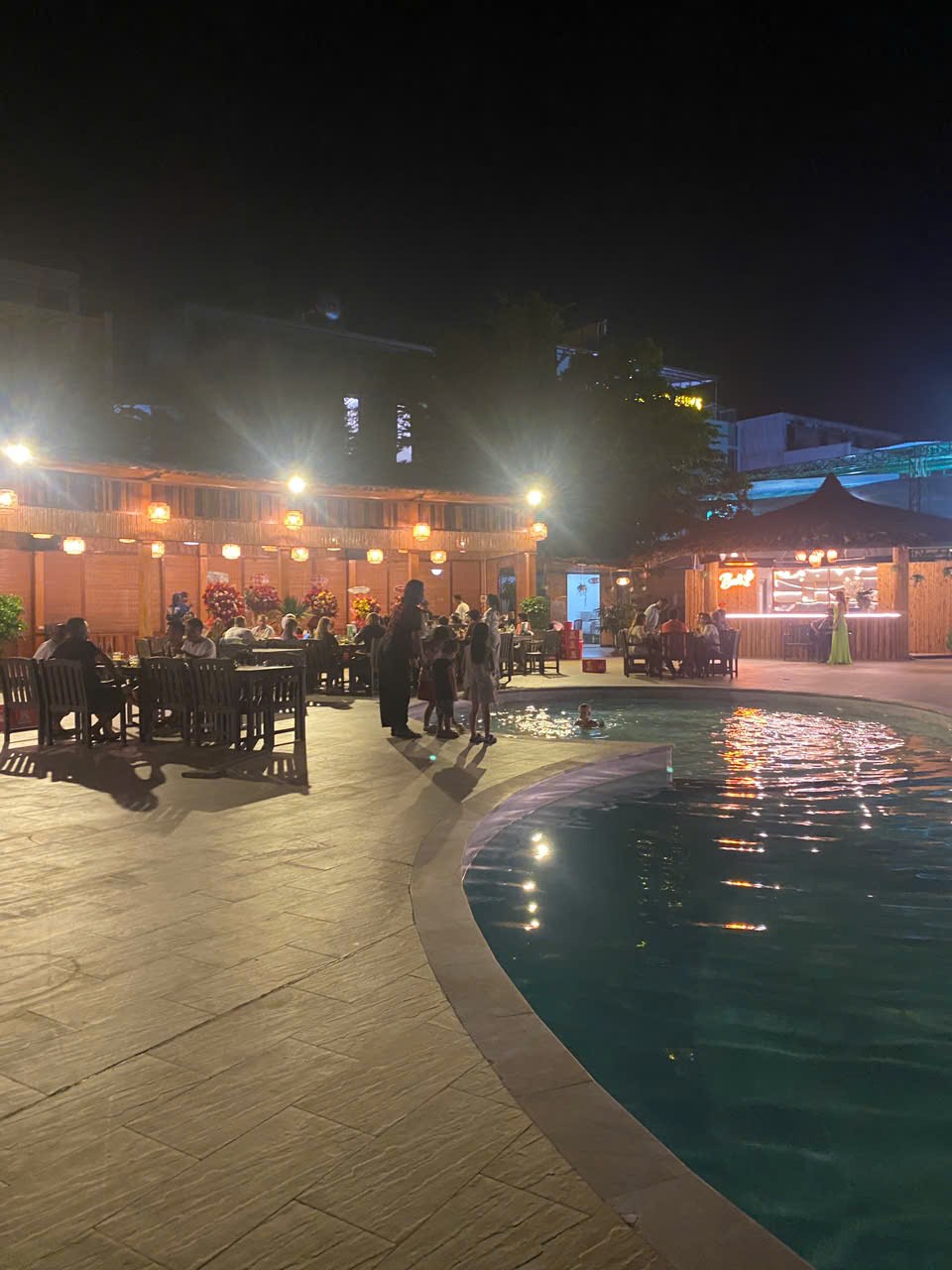 Tiệc đêm ven hồ